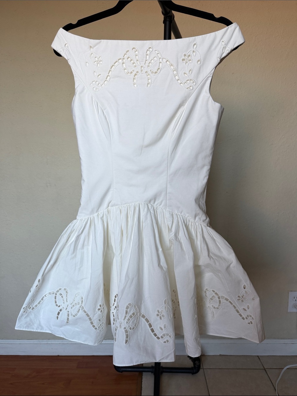 House of CB Lauren White Cotton Broderie Anglaise Boat Neck Mini Dress size S - Picture 7 of 17